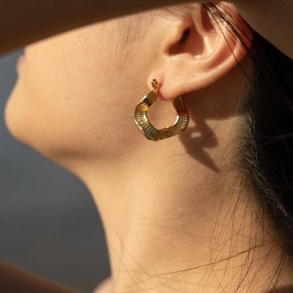 Waterproof wavy hoop earrings - Picture 1 of 5
